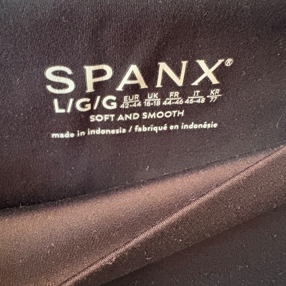 SPANXsmooth™ Soft and Smooth Active 7/8 Leggings size LARGE, VERY BLACK - Picture 2 of 2